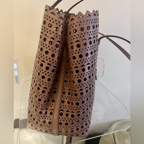 ALAIA Laser Cut Tote - Sandy - Picture 12 of 14